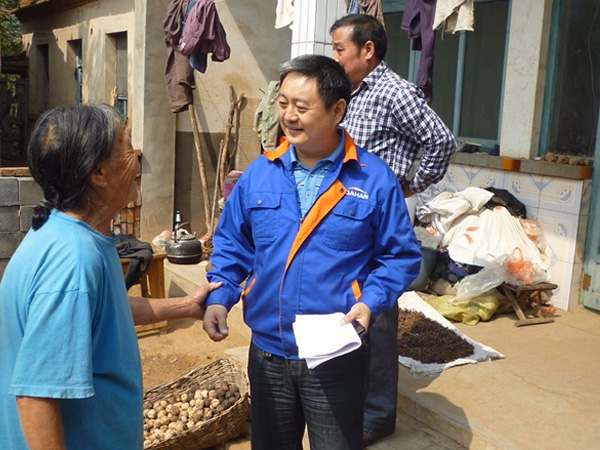 Visit staff’s parents (older than 65) on the Autumn Day Festival  